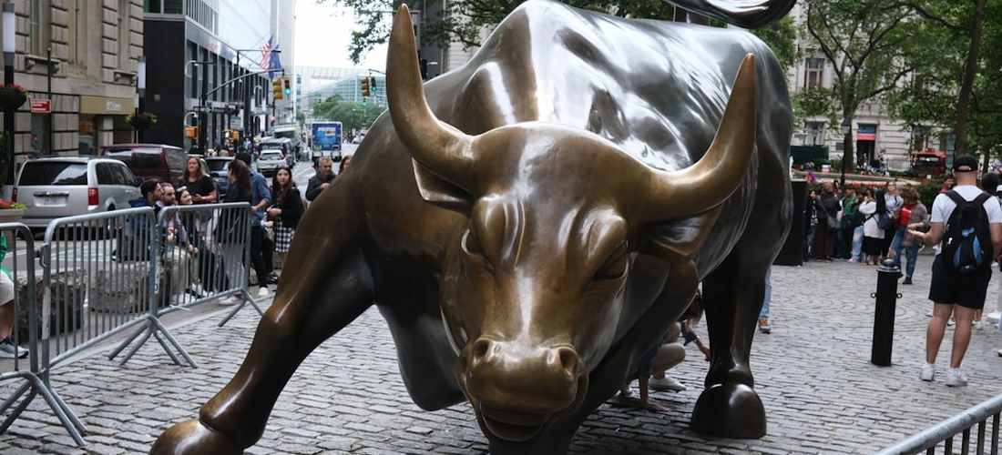 The Wall Street charging bull statue
